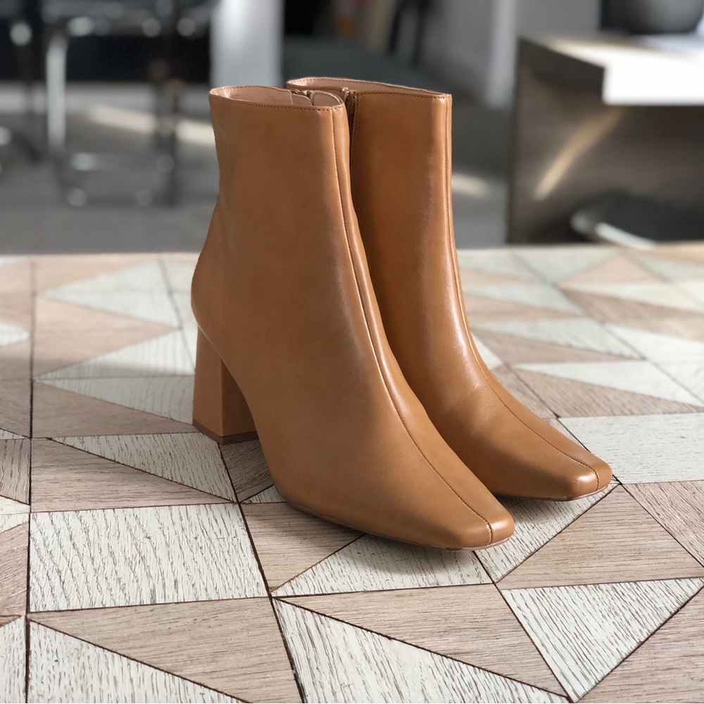 Journee Collection, NWOT Middle Seam Tan Heeled Booties, 9.5